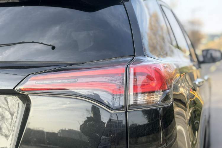 Used Toyota RAV4 2019 2.0L CVT Two-Wheel Drive Luxury Version China VI Standard Exterior 12