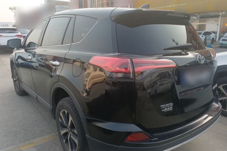Used Toyota RAV4 2019 2.0L CVT Two-Wheel Drive ZhiShang Version China VI Standard Exterior 2