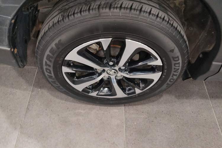 Used Toyota RAV4 2019 2.0L CVT Two-Wheel Drive Luxury Version China VI Standard Exterior 2