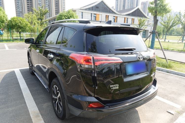 Used Toyota RAV4 2019 2.0L CVT Two-Wheel Drive Luxury Version China VI Standard Exterior 2