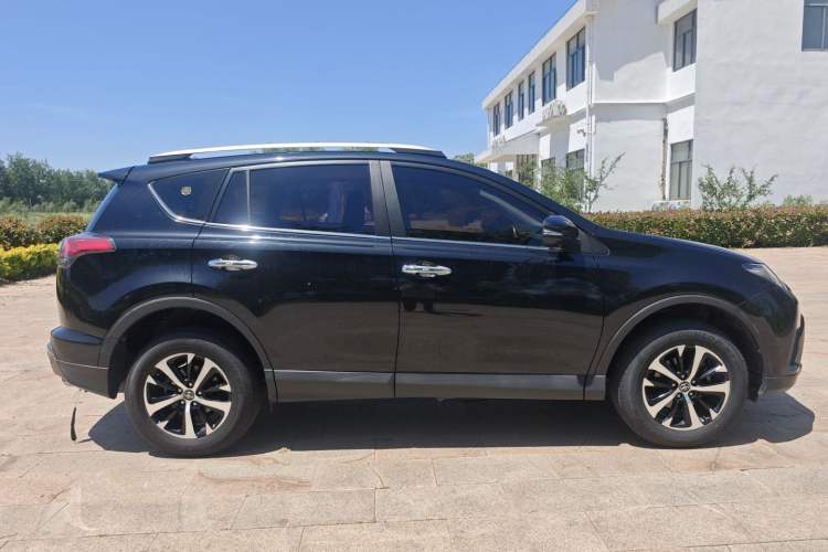 Used Toyota RAV4 2019 2.0L CVT Two-Wheel Drive Luxury Version China VI Standard Exterior 3