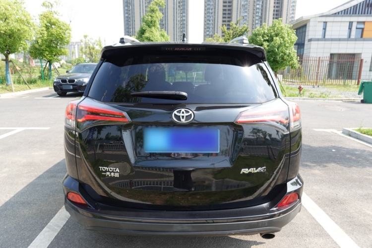 Used Toyota RAV4 2019 2.0L CVT Two-Wheel Drive Luxury Version China VI Standard Exterior 3