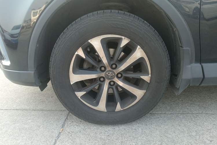 Used Toyota RAV4 2019 2.0L CVT Two-Wheel Drive ZhiShang Version China VI Standard Exterior 4