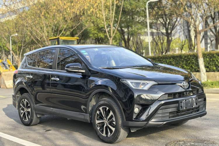 Used Toyota RAV4 2019 2.0L CVT Two-Wheel Drive Luxury Version China VI Standard Exterior 4