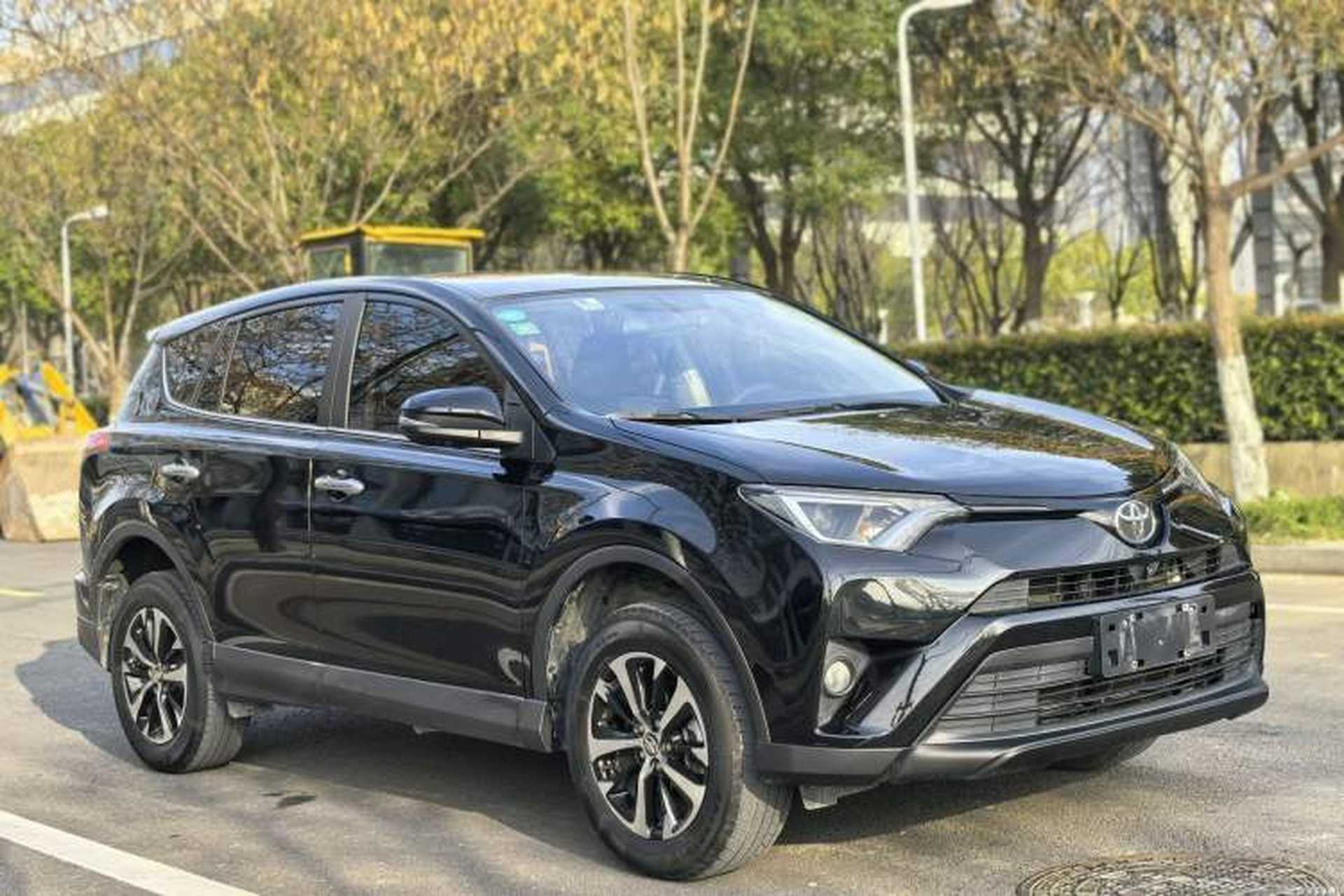 Used Toyota RAV4 2019 2.0L CVT Two-Wheel Drive Luxury Version China VI Standard Exterior 4