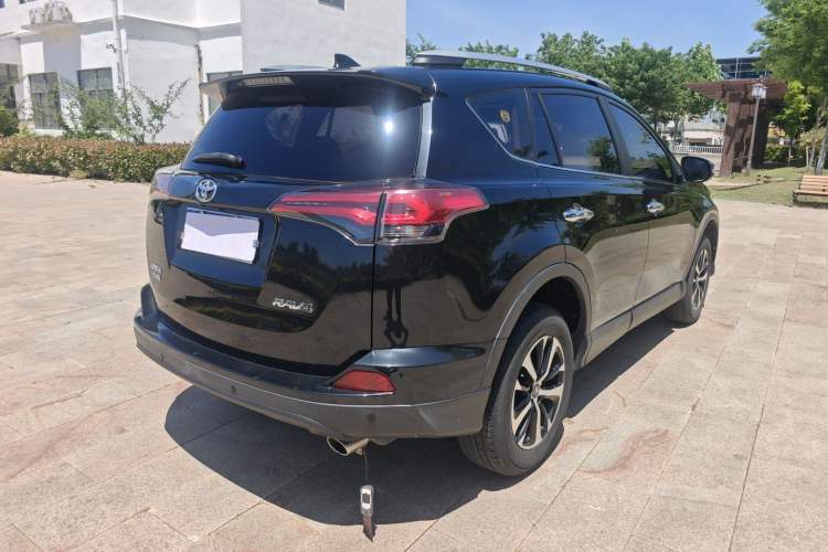 Used Toyota RAV4 2019 2.0L CVT Two-Wheel Drive Luxury Version China VI Standard Exterior 4