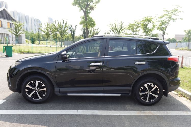 Used Toyota RAV4 2019 2.0L CVT Two-Wheel Drive Luxury Version China VI Standard Exterior 4