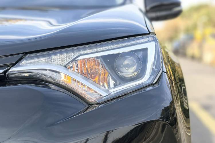 Used Toyota RAV4 2019 2.0L CVT Two-Wheel Drive Luxury Version China VI Standard Exterior 6