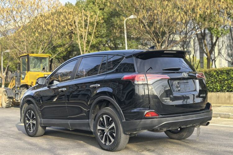 Used Toyota RAV4 2019 2.0L CVT Two-Wheel Drive Luxury Version China VI Standard Exterior 8