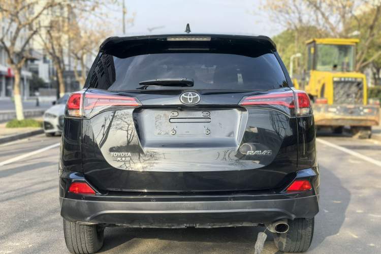 Used Toyota RAV4 2019 2.0L CVT Two-Wheel Drive Luxury Version China VI Standard Exterior 9