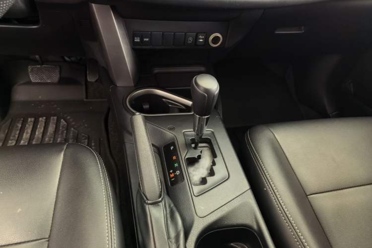 Used Toyota RAV4 2019 2.0L CVT Two-Wheel Drive Luxury Version China VI Standard Gear Lever