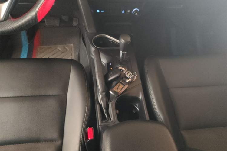 Used Toyota RAV4 2019 2.0L CVT Two-Wheel Drive Luxury Version China VI Standard Gear Lever