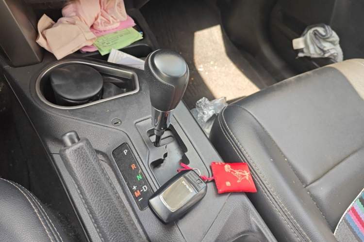 Used Toyota RAV4 2019 2.0L CVT Two-Wheel Drive Fashion X Limited Edition China VI Standard Gear Lever