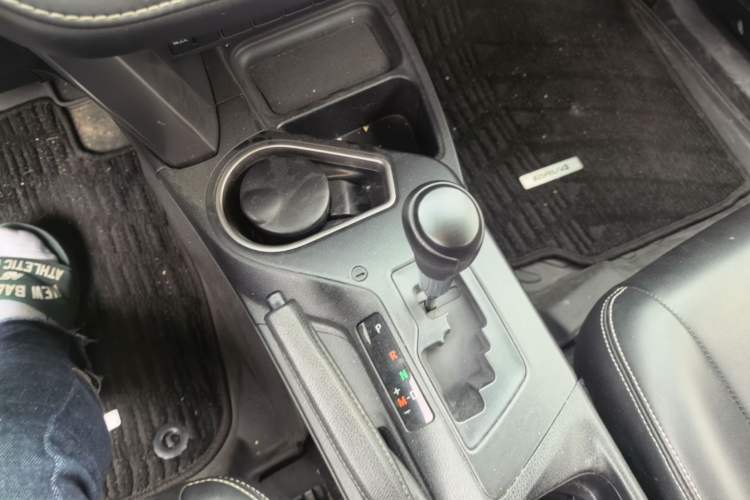 Used Toyota RAV4 2019 2.0L CVT Two-Wheel Drive Fashion X Limited Edition China VI Standard Gear Lever