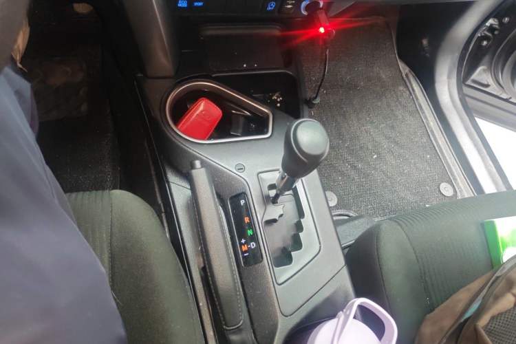 Used Toyota RAV4 2019 2.0L CVT Two-Wheel Drive Luxury Version China VI Standard Gear Lever