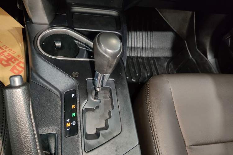 Used Toyota RAV4 2019 2.0L CVT Two-Wheel Drive Luxury Version China VI Standard Gear Lever