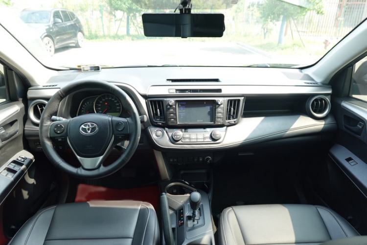 Used Toyota RAV4 2019 2.0L CVT Two-Wheel Drive Luxury Version China VI Standard Gear Lever