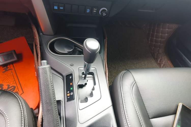 Used Toyota RAV4 2019 2.0L CVT Two-Wheel Drive Fashion X Limited Edition China VI Standard Gear Lever