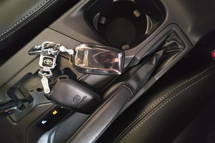 Used Toyota RAV4 2019 2.0L CVT Two-Wheel Drive Luxury Version China VI Standard Interior 1