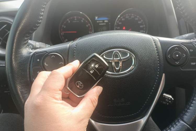Used Toyota RAV4 2019 2.0L CVT Two-Wheel Drive ZhiShang Version China VI Standard Interior 1