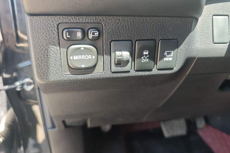 Used Toyota RAV4 2019 2.0L CVT Two-Wheel Drive Luxury Version China VI Standard Interior 2