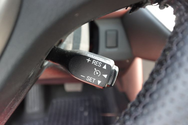 Used Toyota RAV4 2019 2.0L CVT Two-Wheel Drive Luxury Version China VI Standard Interior 2