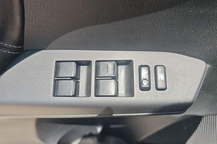 Used Toyota RAV4 2019 2.0L CVT Two-Wheel Drive Luxury Version China VI Standard Interior 3