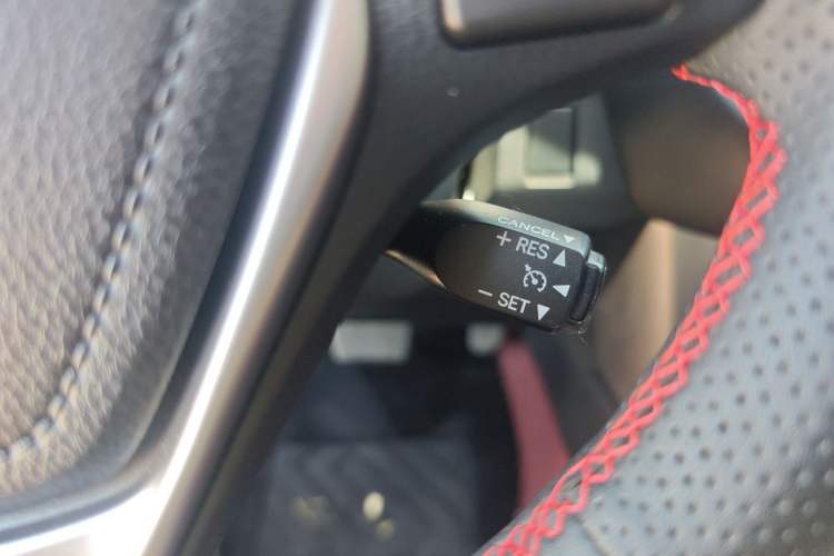 Used Toyota RAV4 2019 2.0L CVT Two-Wheel Drive Luxury Version China VI Standard Interior 4