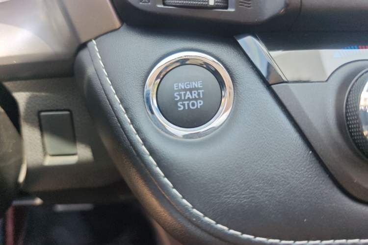 Used Toyota RAV4 2019 2.0L CVT Two-Wheel Drive Luxury Version China VI Standard Interior 5