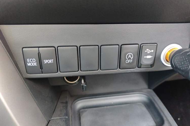 Used Toyota RAV4 2019 2.0L CVT Two-Wheel Drive Luxury Version China VI Standard Interior 7