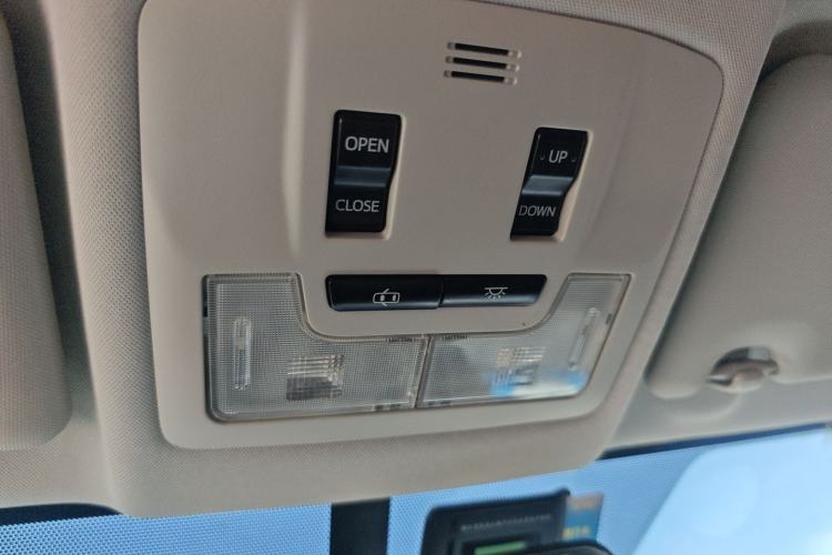 Used Toyota RAV4 2019 2.0L CVT Two-Wheel Drive Luxury Version China VI Standard Interior 8