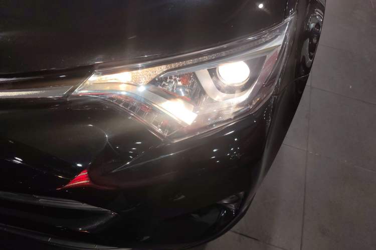 Used Toyota RAV4 2019 2.0L CVT Two-Wheel Drive Luxury Version China VI Standard Left Front Headlight