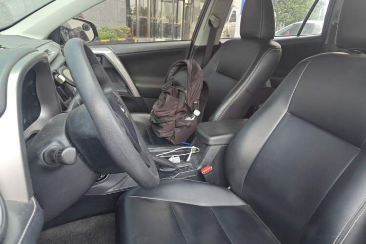 Used Toyota RAV4 2019 2.0L CVT Two-Wheel Drive Fashion X Limited Edition China VI Standard Left Front Seat