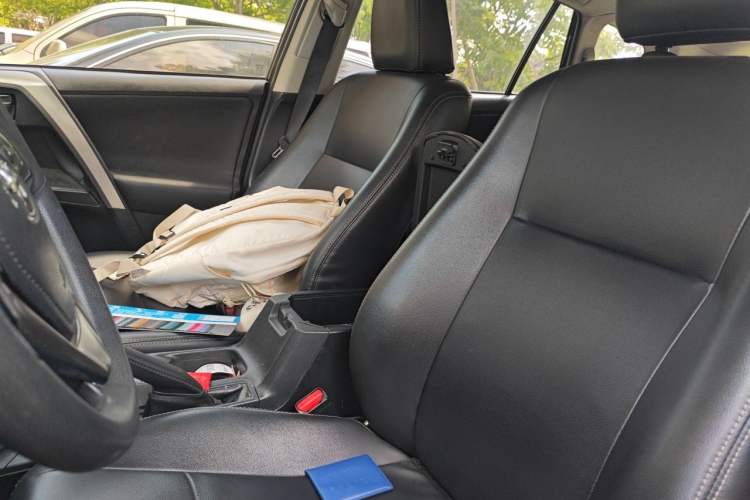Used Toyota RAV4 2019 2.0L CVT Two-Wheel Drive Fashion X Limited Edition China VI Standard Left Front Seat