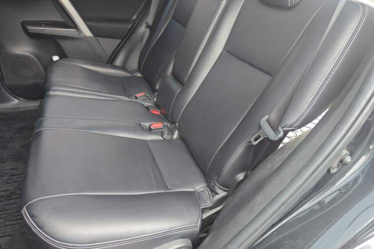 Used Toyota RAV4 2019 2.0L CVT Two-Wheel Drive Fashion X Limited Edition China VI Standard Left Rear Seat