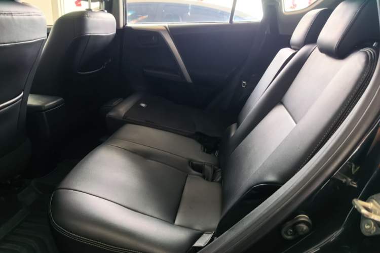 Used Toyota RAV4 2019 2.0L CVT Two-Wheel Drive Luxury Version China VI Standard Left Rear Seat