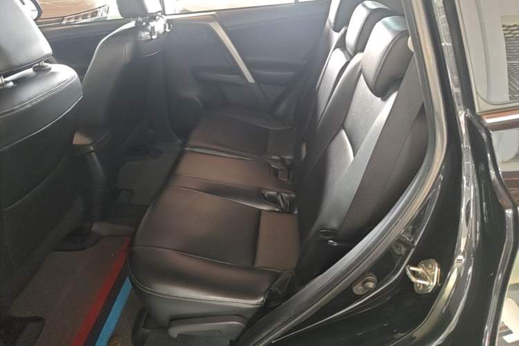 Used Toyota RAV4 2019 2.0L CVT Two-Wheel Drive Luxury Version China VI Standard Left Rear Seat