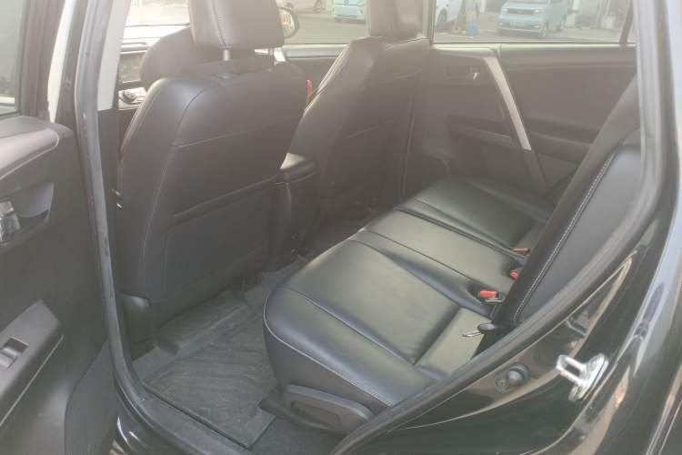 Used Toyota RAV4 2019 2.0L CVT Two-Wheel Drive ZhiShang Version China VI Standard Left Rear Seat
