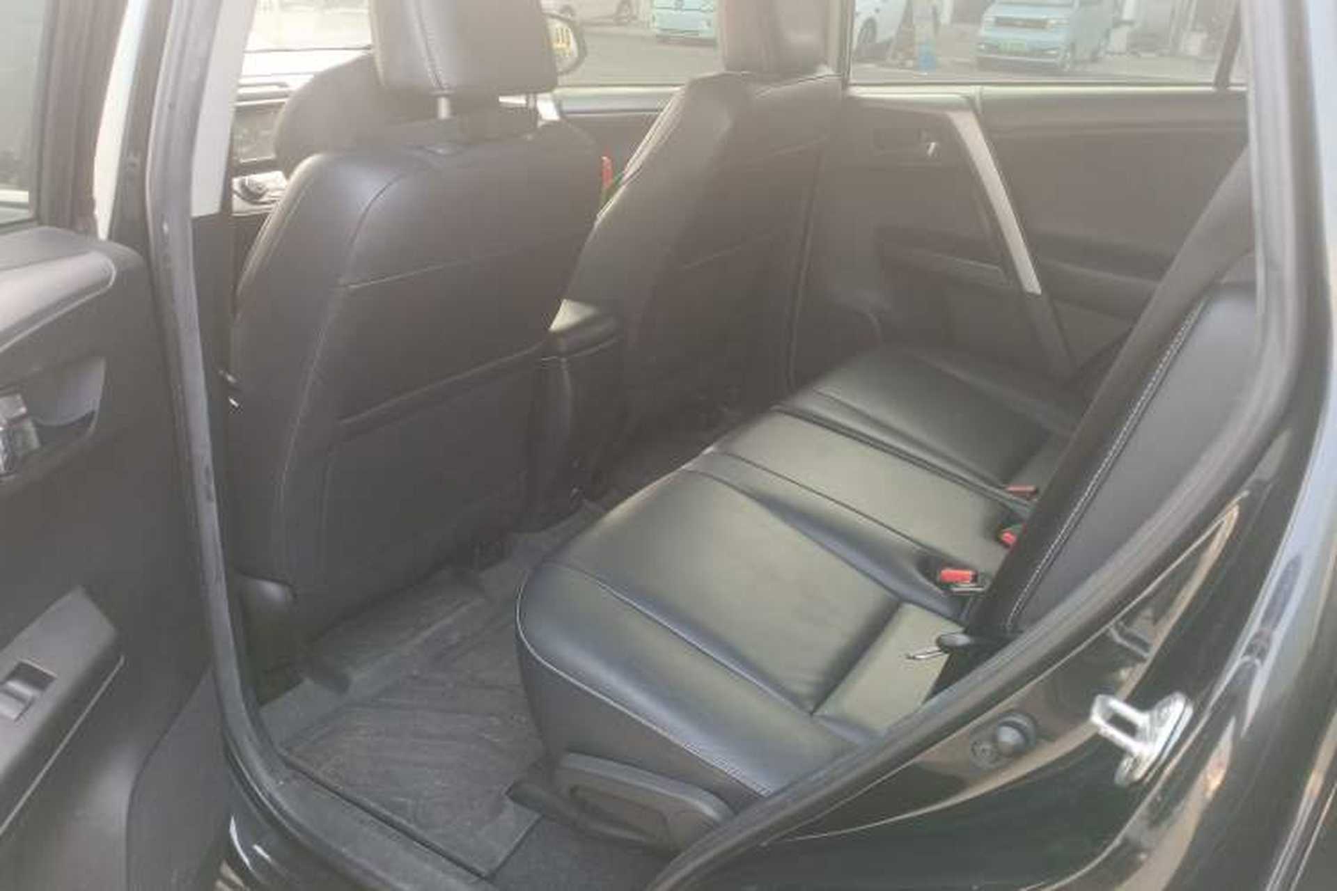 Used Toyota RAV4 2019 2.0L CVT Two-Wheel Drive ZhiShang Version China VI Standard Left Rear Seat