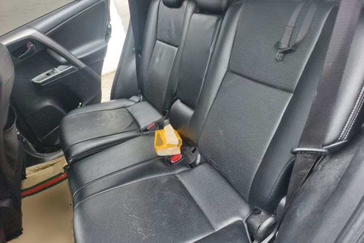 Used Toyota RAV4 2019 2.0L CVT Two-Wheel Drive Fashion X Limited Edition China VI Standard Left Rear Seat