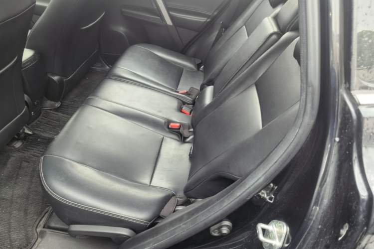 Used Toyota RAV4 2019 2.0L CVT Two-Wheel Drive Fashion X Limited Edition China VI Standard Left Rear Seat