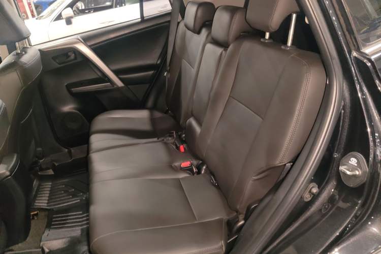 Used Toyota RAV4 2019 2.0L CVT Two-Wheel Drive Luxury Version China VI Standard Left Rear Seat