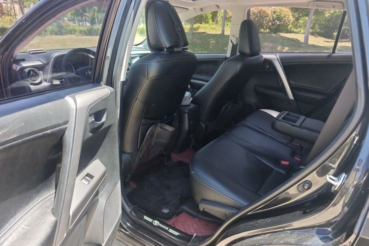 Used Toyota RAV4 2019 2.0L CVT Two-Wheel Drive Luxury Version China VI Standard Left Rear Seat