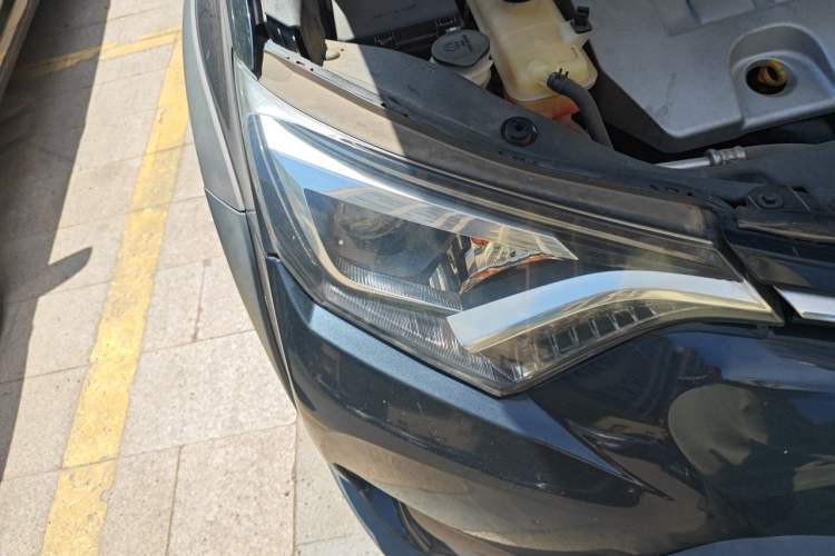 Used Toyota RAV4 2019 2.0L CVT Two-Wheel Drive Fashion X Limited Edition China VI Standard Right Front Headlight