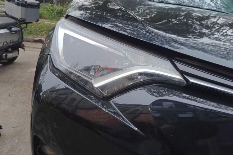 Used Toyota RAV4 2019 2.0L CVT Two-Wheel Drive Pioneer Edition China VI Standard Right Front Headlight