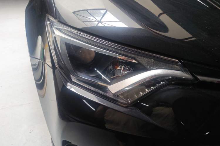 Used Toyota RAV4 2019 2.0L CVT Two-Wheel Drive Luxury Version China VI Standard Right Front Headlight