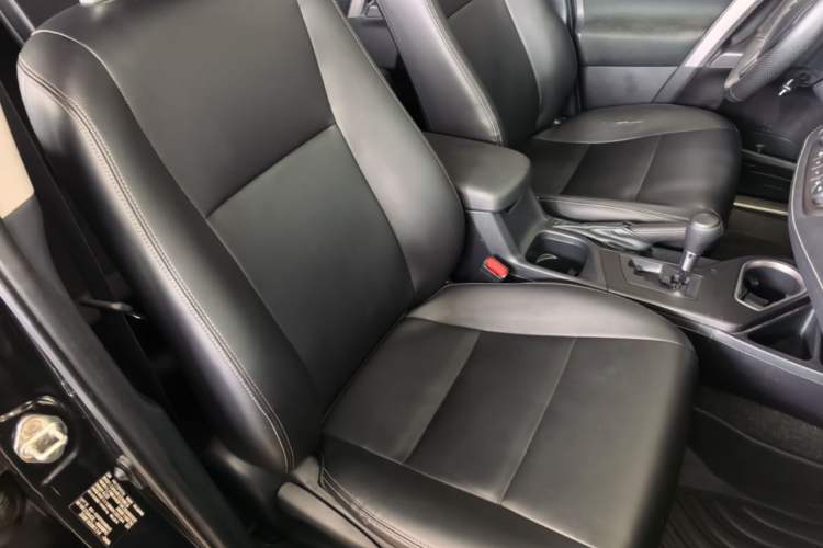 Used Toyota RAV4 2019 2.0L CVT Two-Wheel Drive Luxury Version China VI Standard Right Front Seat