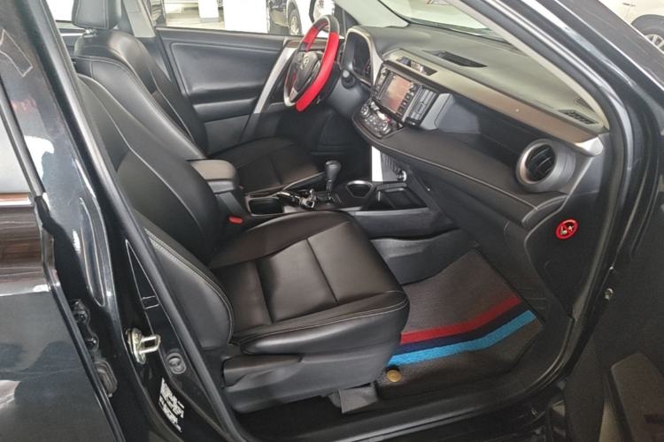 Used Toyota RAV4 2019 2.0L CVT Two-Wheel Drive Luxury Version China VI Standard Right Front Seat