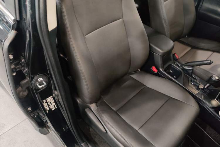 Used Toyota RAV4 2019 2.0L CVT Two-Wheel Drive Luxury Version China VI Standard Right Front Seat
