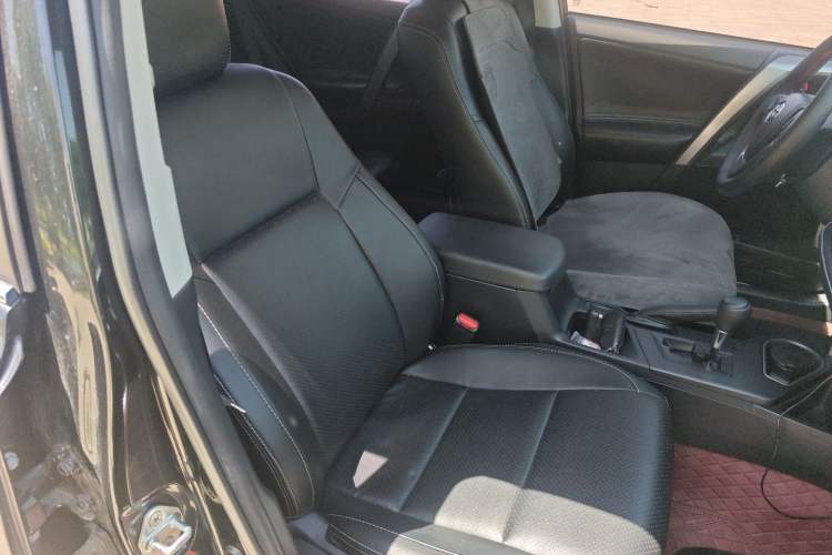 Used Toyota RAV4 2019 2.0L CVT Two-Wheel Drive Luxury Version China VI Standard Right Front Seat